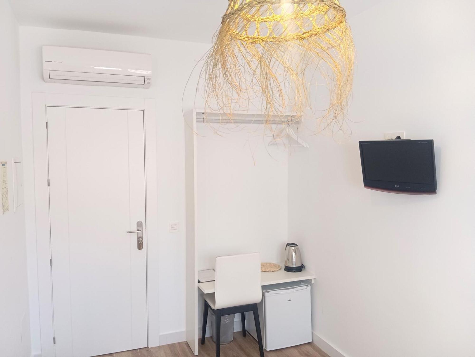 Hostal Casa Emilio Almeria Bagian luar foto